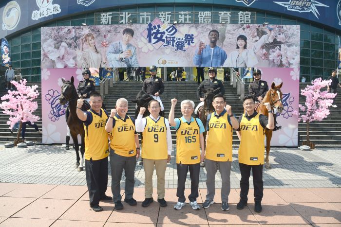 《圖說》警政署長張榮興與新北騎警隊合影，左起；新北市警局刑事大隊長黃國師、新北市警察局長方仰寧、中信育樂陳國恩董事長、警政署長張榮興、刑事局長邱紹洲及新莊分局長陳保緒。〈中信特攻籃球隊提供〉