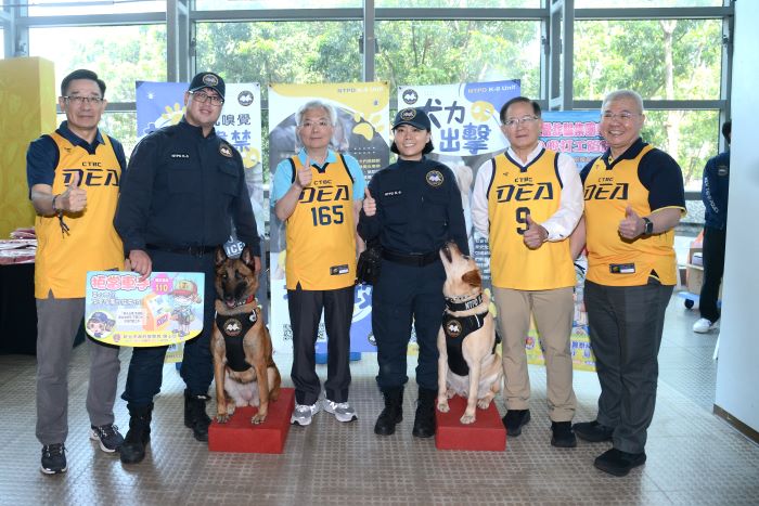 《圖說》警政署長張榮興與新北警犬隊合影，左起；刑事局長邱紹洲、警政署長張榮興、中信育樂陳國恩董事長、新北市警察局長方仰寧。〈中信特攻籃球隊提供〉