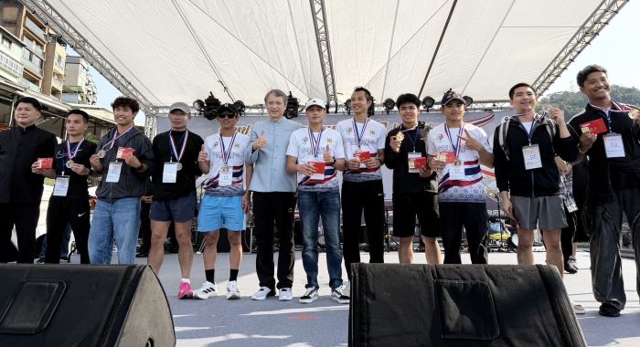 《圖說》陳瑞嘉局長與路跑男子組前十名頒獎。〈勞工局提供〉