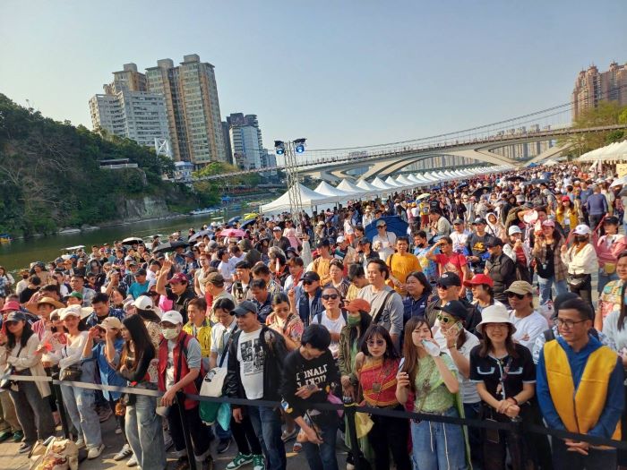 《圖說》新北勞工局泰國潑水節健康路跑活動 7千民眾齊聚同樂。〈勞工局提供〉