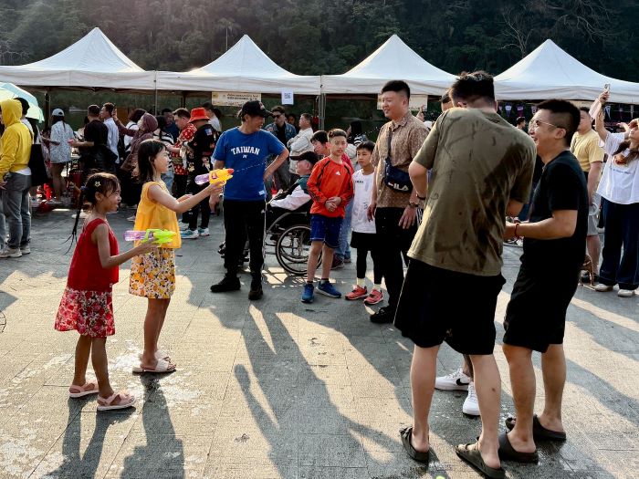 《圖說》民眾自備水槍興高采烈玩水。〈勞工局提供〉