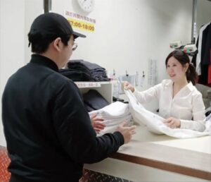 《圖說》王青每天看到同仁領取制服時,總能迅速判斷問題並提出解決方案,讓每一件制服都能合身得體。〈勞工局提供〉