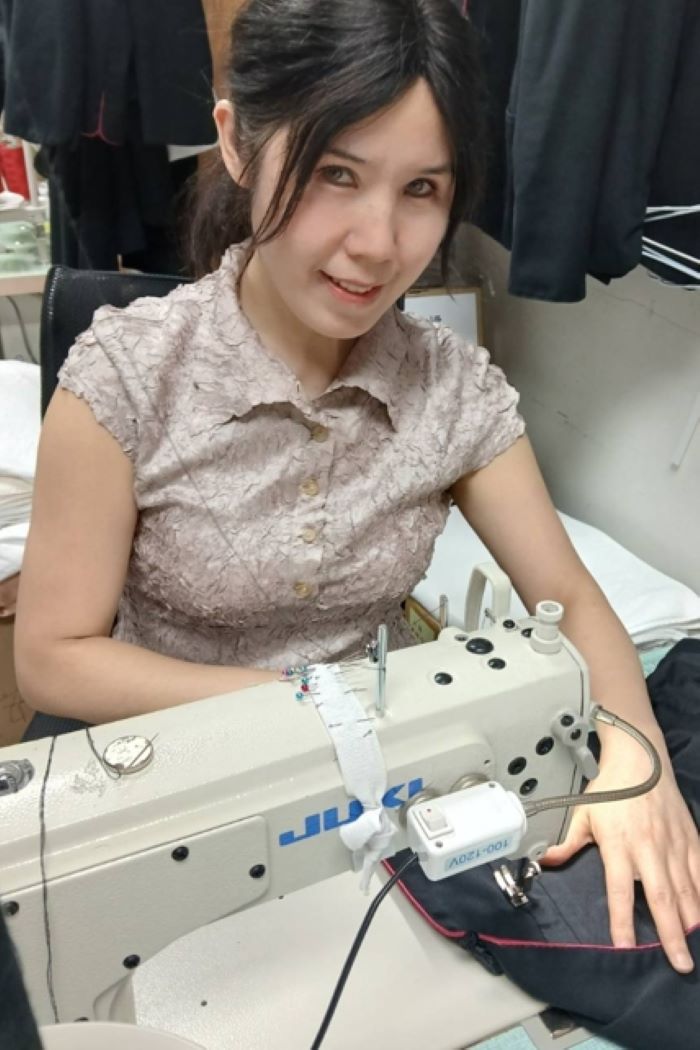 《圖說》王青以音樂背景成功跨足服裝領域,短短兩年間接連取得女裝乙級與甲級技術士證照,展現令人敬佩的轉職毅力與學習韌性。〈勞工局提供〉