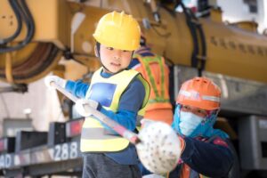 《圖說》小小清潔隊員體驗水溝清淤作業。〈環保局提供〉