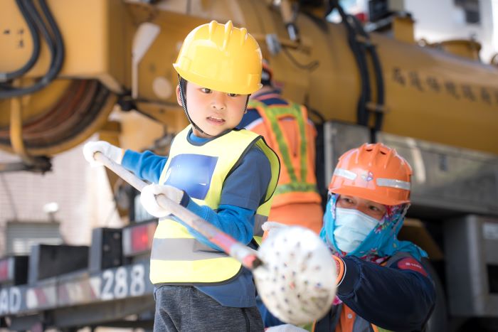 化身迷你環保英雄 新北環教「職人精神」向下扎根 5 《圖說》小小清潔隊員體驗水溝清淤作業。〈環保局提供〉