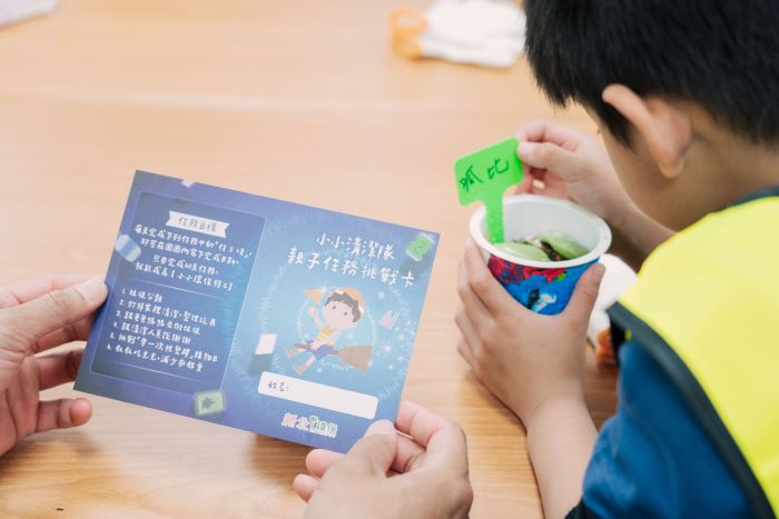 化身迷你環保英雄 新北環教「職人精神」向下扎根 8 《圖說》「永續環保小盆栽DIY」活動將回收的廢棄飲料杯製作小盆栽,讓孩子親手實踐廢棄物再利用。〈環保局提供〉