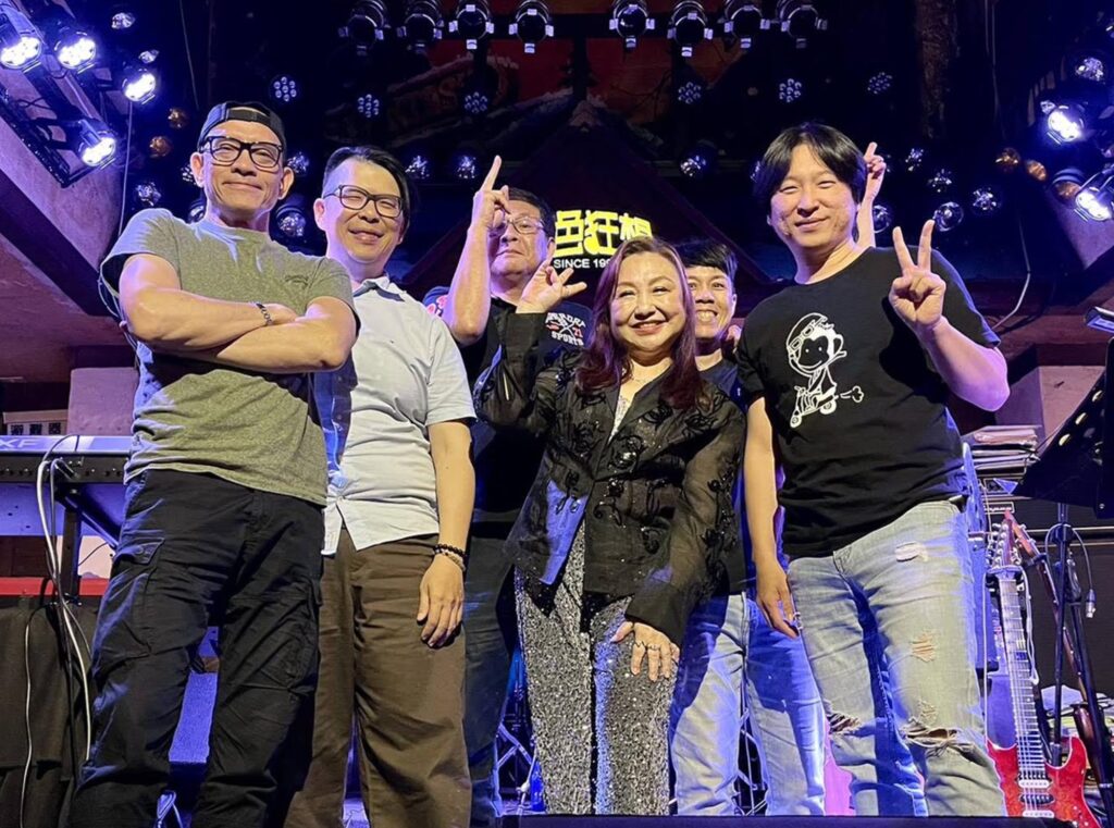 鄭怡三度登頂藍狂!民歌天后坐鎮港都 跨世代朝聖成現象級現場 6 下午4.07 2026 3 23的影像 2