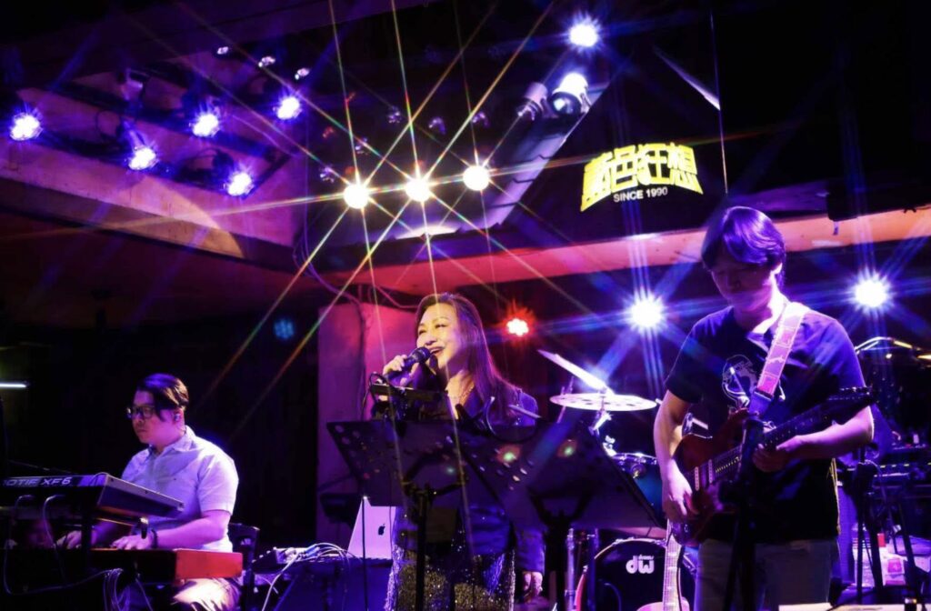 鄭怡三度登頂藍狂!民歌天后坐鎮港都 跨世代朝聖成現象級現場 5 下午4.07 2026 3 23的影像 1