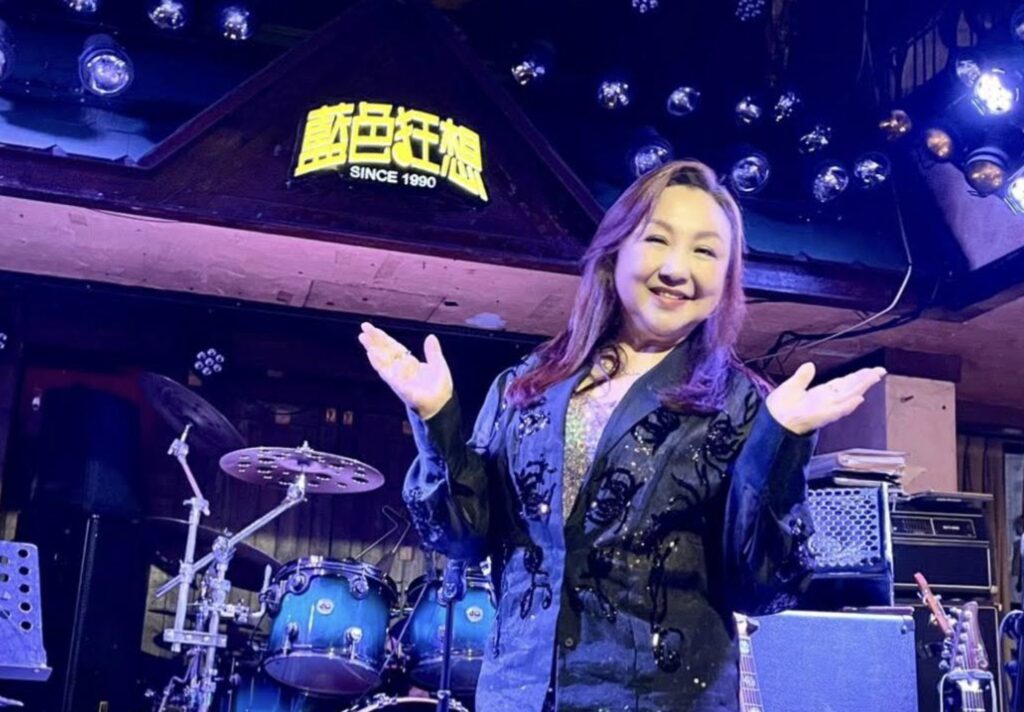 鄭怡三度登頂藍狂!民歌天后坐鎮港都 跨世代朝聖成現象級現場 4 下午4.07 2026 3 23的影像