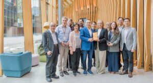 《圖說》侯友宜率市府團隊前往Orygen總部交流，由Orygen自殺防治研究科學總監Jo Robin AM（前排右三）及#chatsafe計畫負責人Louise La Sala（前排右二）等人接待，前排左三衛生局長陳潤秋。〈衛生局提供〉