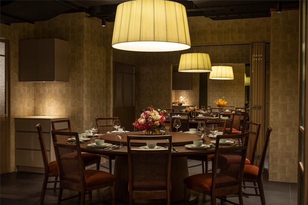 05 膳馨此次獲獎的空間設計，面對旗艦店進駐高端商場的新定位，跳脫傳統台菜餐廳常見