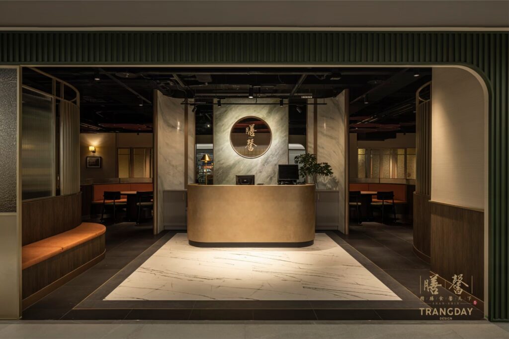 06 膳馨此次獲獎的空間設計，面對旗艦店進駐高端商場的新定位，跳脫傳統台菜餐廳常見