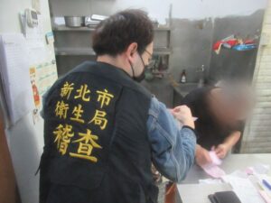 《圖說》新北市政府衛生局至餐飲店抽驗大黑豆干。〈衛生局提供〉