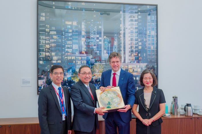 《圖說》新北市長侯友宜23日與墨爾本市長Nicholas Reece（右二）、市議員Gladys Liu廖嬋娥（右一）會面交流，左一市府副祕書長柯慶忠。〈新聞局提供〉