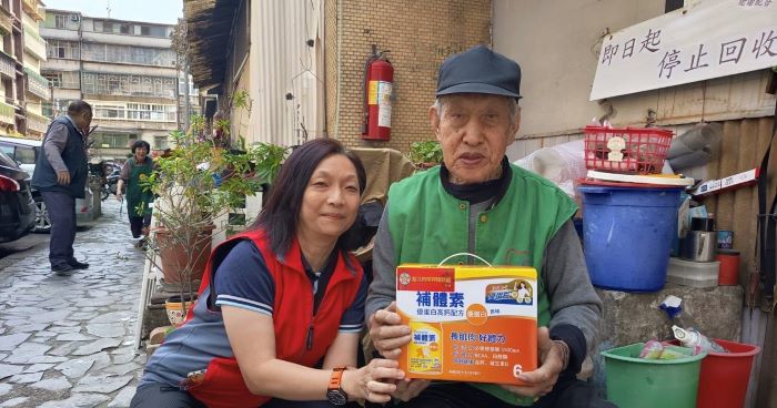 《圖說》新北市榮服處服務組長王玟琳訪視百歲榮民王爺爺，致贈營養品獻上滿滿的祝福。〈新北榮服處提供〉