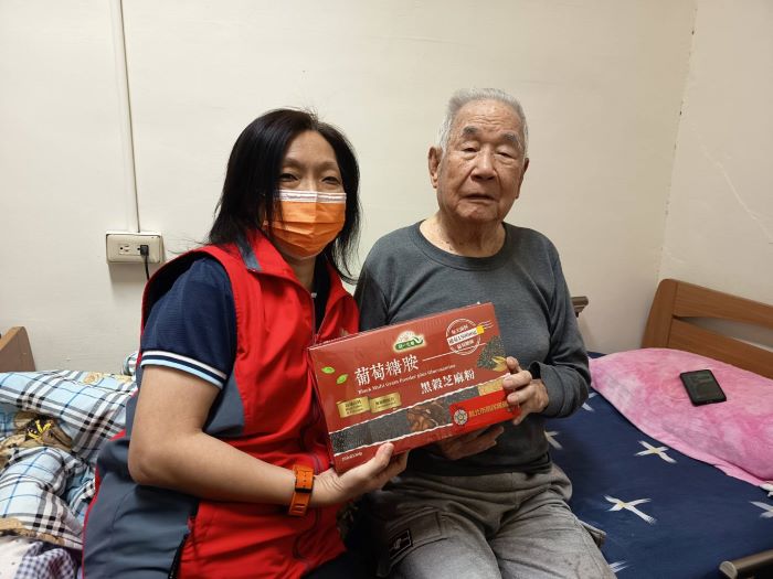 《圖說》王玟琳訪視謝爺爺，致贈營養品並宣導防詐騙觀念。〈新北榮服處提供〉