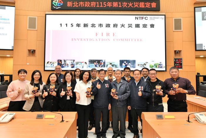《圖說》新北市政府火災鑑定會委員合照，中為消防局長陳崇岳。〈消防局提供〉