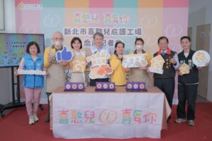 《圖說》陳瑞嘉局長〈左四〉、喜憨兒基金會北區楊副執行長、戴湘儀議員、蔡健棠議員服務處助理利秀珍合影。〈勞工局提供〉