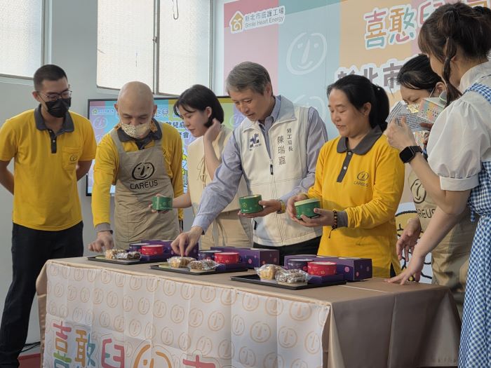 《圖說》陳瑞嘉局長、喜憨兒基金會北區楊副執行長及貴賓們包裝禮盒過程。〈勞工局提供〉