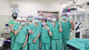 《圖說》達文西首例成功啟航，臺北醫院微創手術邁入新紀元。外科醫師歐亮宏副院長(前排左二)為主刀。〈臺北醫院提供〉