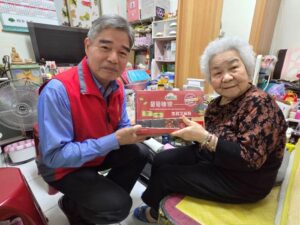 《圖說》新北市榮服處長林振生訪視榮民林阿姨，並關心其生活近況。〈新北榮服處提供〉