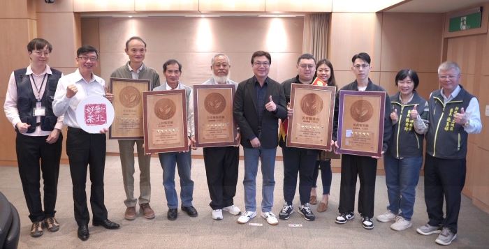 《圖說》新北5家製茶廠取得農業部農糧署「5星級製茶廠」最高榮譽肯定，獲獎數六都第一，今日於市政會議獻獎，副市長劉和然感謝茶農在生產源頭對茶葉品質與安全的堅持。〈農業局提供〉