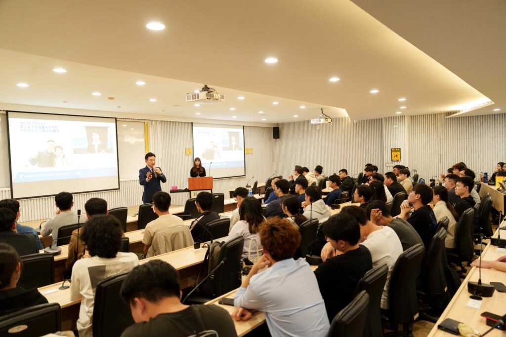 圖說三，江啟臣勉勵現場同學，「一時的輸贏不代表終點，你的格調決定了你的高度。」