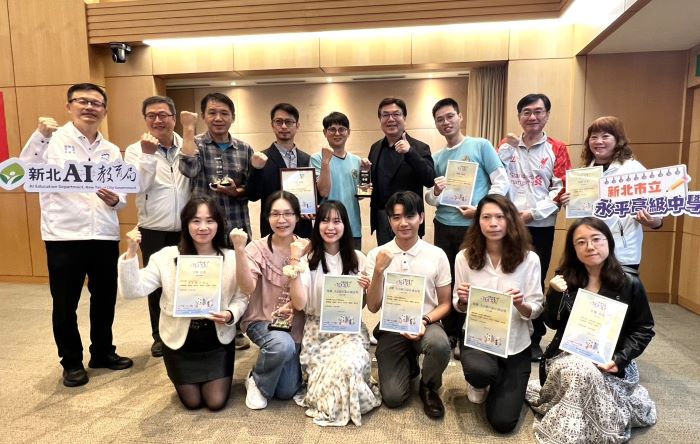 《圖說》新北市推動永續教育成果亮眼，「永續台灣創意教案」市政會議獻獎全體合影，後排左一教育局長張明文。〈教育局提供〉