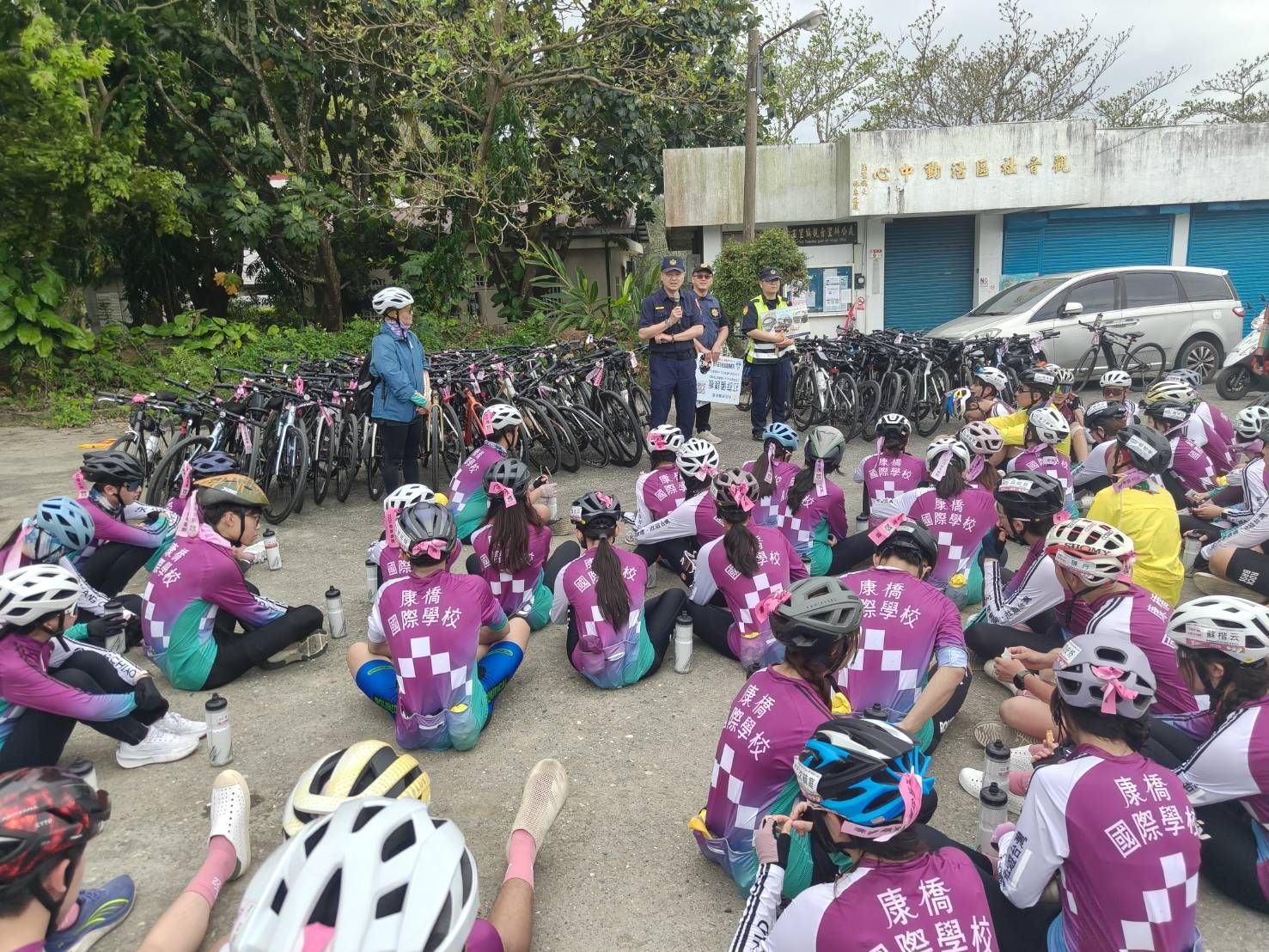 單車環臺熱血行經玉里  警前進休息站　強化防詐與交通安全