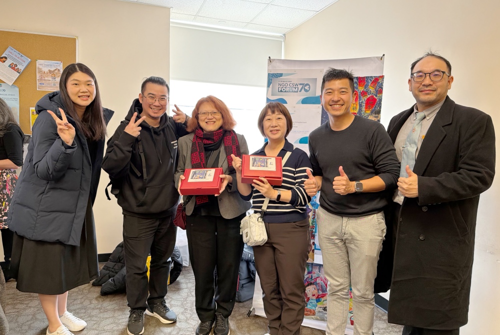 01本會結合身障藝術家畫作與台灣名產設計的「藝術鳳梨酥禮盒」致贈與會貴賓