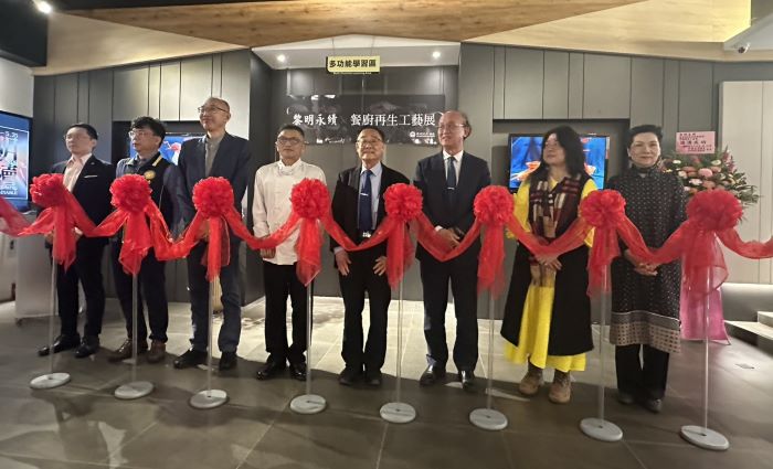 《圖說》黃銘波主廚(中)、林明芳校長(右1)、林騰蛟次長(右2)、專欄作家費奇 有(右3)、花博天使生活美術館賴麗純館長(右4)、謝政達總幹事(左1)、洪恢駿理事長(左2)、蔣邦榆協理(左3)。〈黎明技術學院提供〉