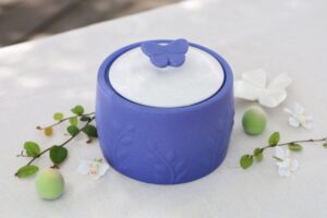 《圖說》小梅甕《春意》，以霧紫、青碧、晨藍與柔粉四款色彩搭配蝶、梅、雲、花四款。〈陶博館提供〉