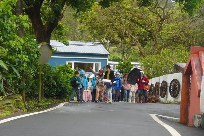 淡水紫藤花季登場 尾推食農體驗遊程 6 《圖說》專人導覽在地風景與人文故事。〈業者提供〉)