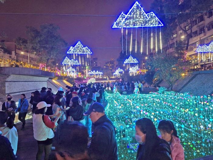 《圖說》沿著光雕河廊漫步,人潮滿滿,充滿城市節慶氛圍。〈水利局提供〉