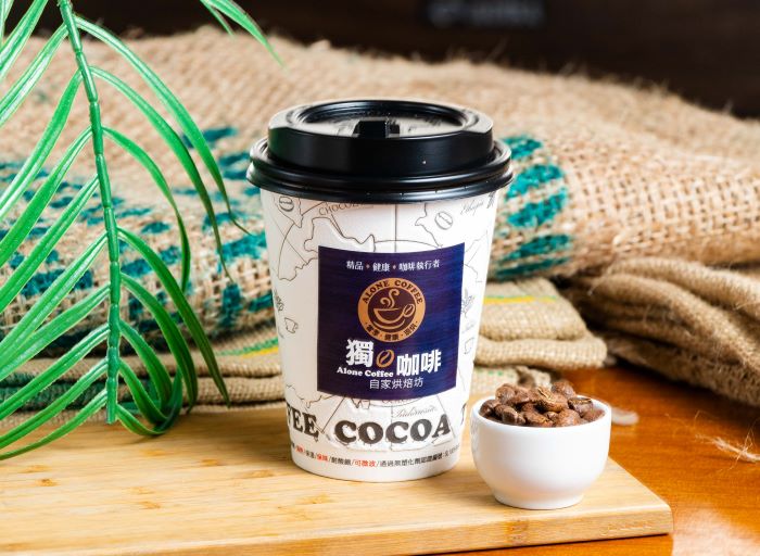 吸客逾70萬人次欲罷不能 中港光雕展期延至4/6 18 《圖說》只要在光雕河廊和北極熊合照或錄影片上傳至FB、IG等個人社交網路平台,就可到店免費外帶精品美式咖啡1杯。〈水利局提供〉