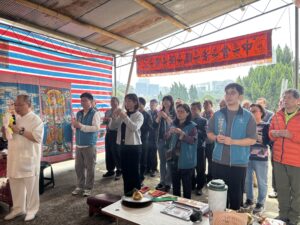 《圖說》林口區長鄭淑敏日前帶領公所團隊及全體里長至林口第一公墓辦理祈福法會。〈林口區公所提供〉