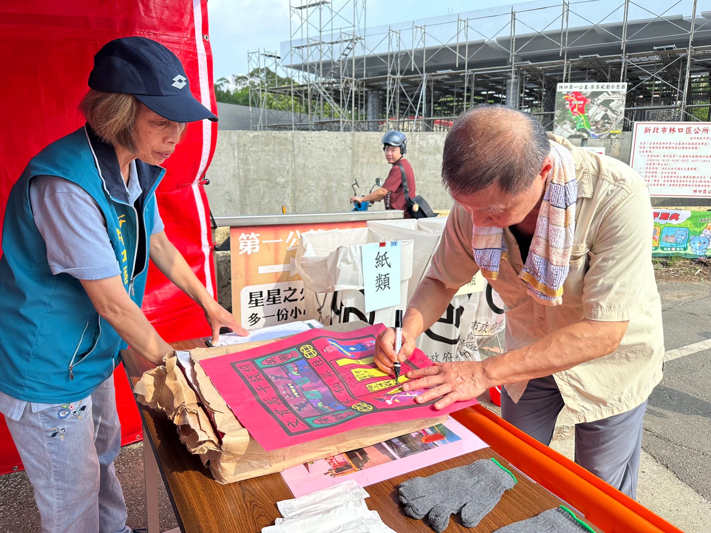 《圖說》林口區公所於掃墓期間，每日上午7時至15時，在林口區第1公墓入口處設置「清明掃墓服務站」提供多項服務。〈林口區公所提供〉