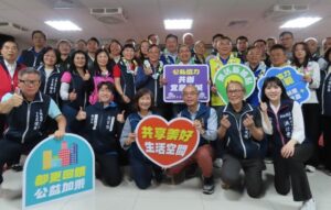 《圖說》侯友宜市長與土城區里長及地方仕紳代表溫馨合影,共同見證這座服務周邊市民的休閒核心落成。〈民政局提供〉