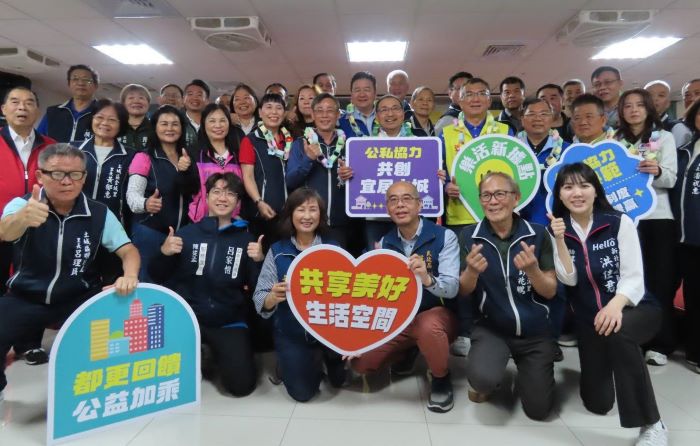 新北第516間 柑林學士市民活動中心歡喜入厝 4 《圖說》侯友宜市長與土城區里長及地方仕紳代表溫馨合影,共同見證這座服務周邊市民的休閒核心落成。〈民政局提供〉