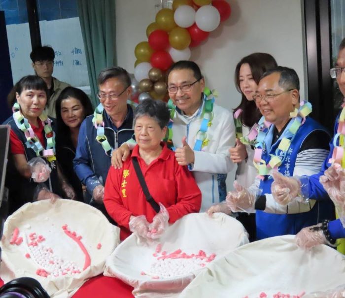 新北第516間 柑林學士市民活動中心歡喜入厝 5 《圖說》市長侯友宜與長輩開心搓湯圓、歡喜入厝,慶祝新北第 516 間「土城柑林學士」市民活動中心熱鬧啟用。〈民政局提供〉