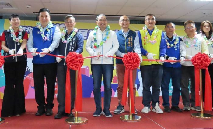 新北第516間 柑林學士市民活動中心歡喜入厝 6 《圖說》市長與貴賓共同剪綵,象徵為土城居民開啟更優質、智慧化的多元活動場域。〈民政局提供〉