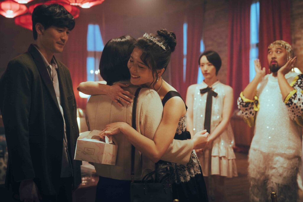 1.【圖片提供 網銀國際影視】同學會因為鬼牽手遊戲，訂婚喜事秒變奪命修羅場