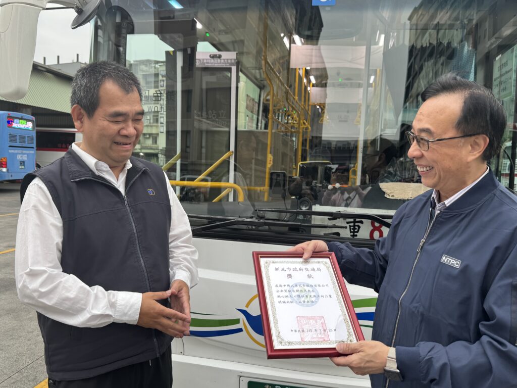 交通局副局長曾招雄（右）今天頒發獎金、獎狀，感謝駕駛長劉信男在關鍵時刻挺身而出