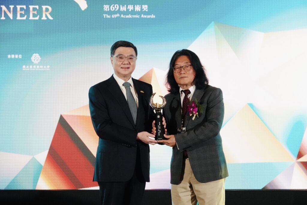 圖說一，教育部第69屆「學術獎」日前出爐，東海外文系教授何萬順右脫穎而出，成為本