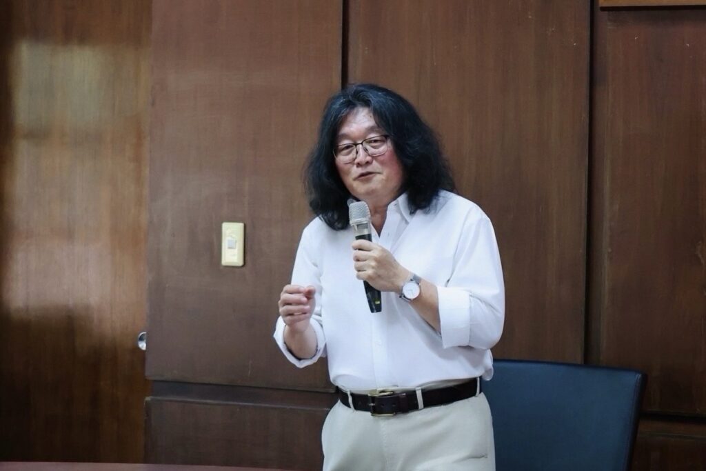 圖說三，何萬順將這份榮耀獻給曾照亮他前程的母校，並引用《聖經》窮寡婦「兩分錢」