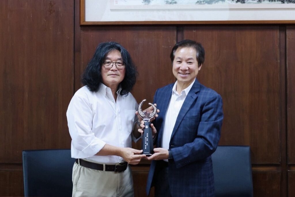 圖說二，今26日何萬順教授獻獎母校東海、將90萬獎金全數捐出，並自掏腰包加碼10萬元，