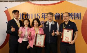 《圖說》牙體工會每年都會和牙醫師合作,進入社區做牙齒保健宣導、義診,右二為勞工局長陳瑞嘉。〈勞工局提供〉