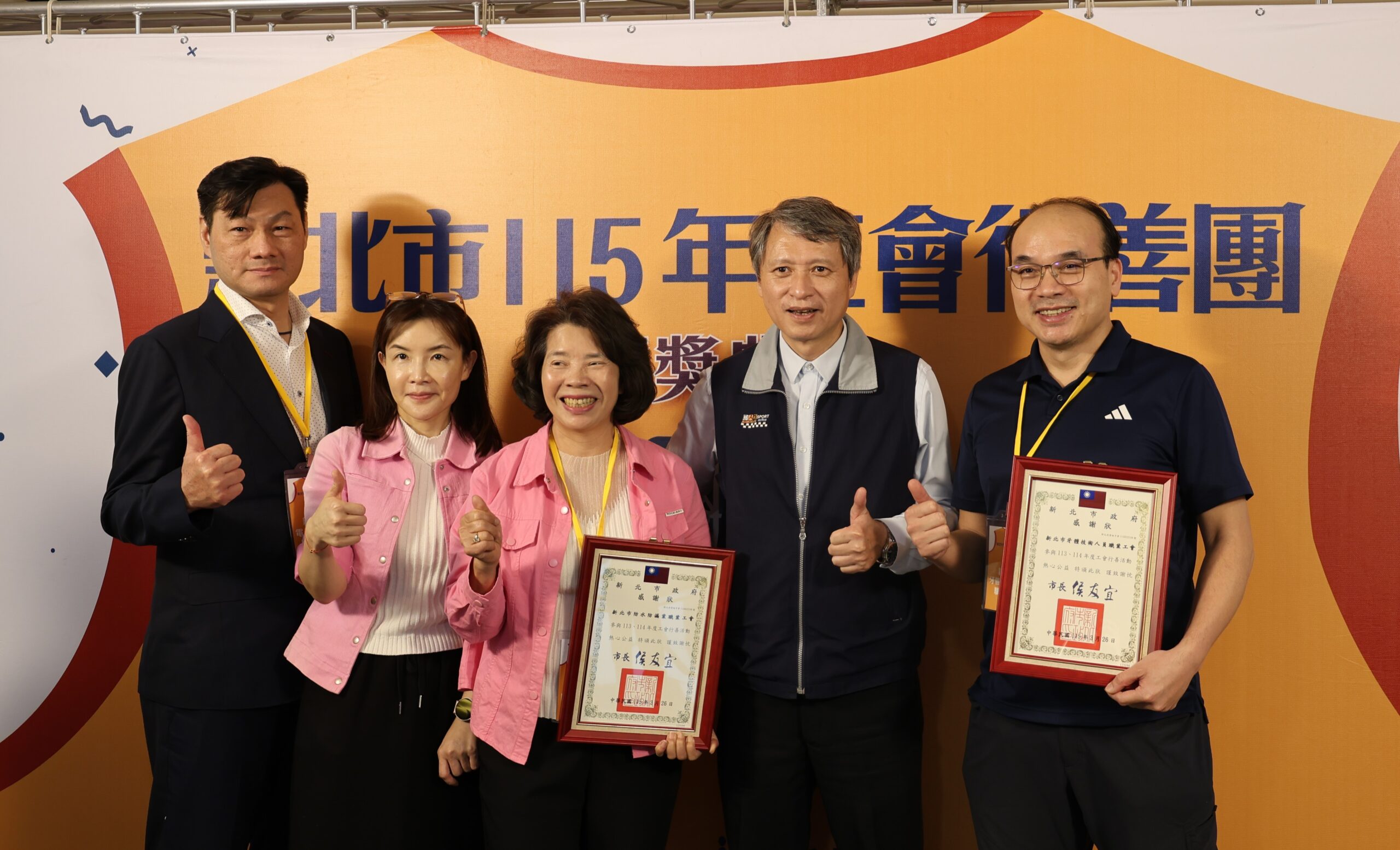 《圖說》牙體工會每年都會和牙醫師合作，進入社區做牙齒保健宣導、義診，右二為勞工局長陳瑞嘉。〈勞工局提供〉