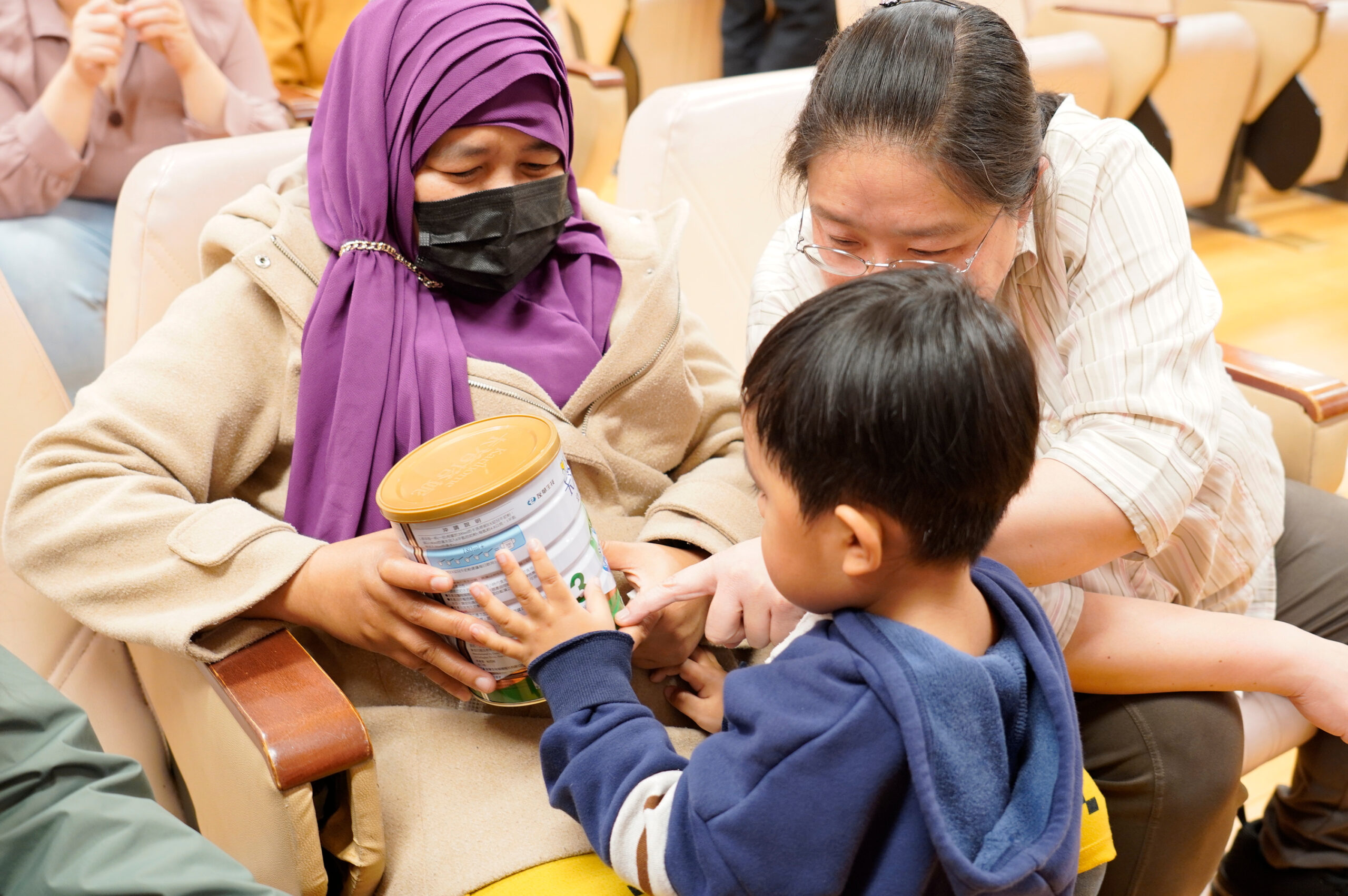 《圖說》阿妮（化名，左）從印尼嫁來台灣，她帶著2歲小兒子參加，感謝協會的捐贈，以及七星社福中心主任周培仙（右）的長期關懷服務。〈社會局提供〉