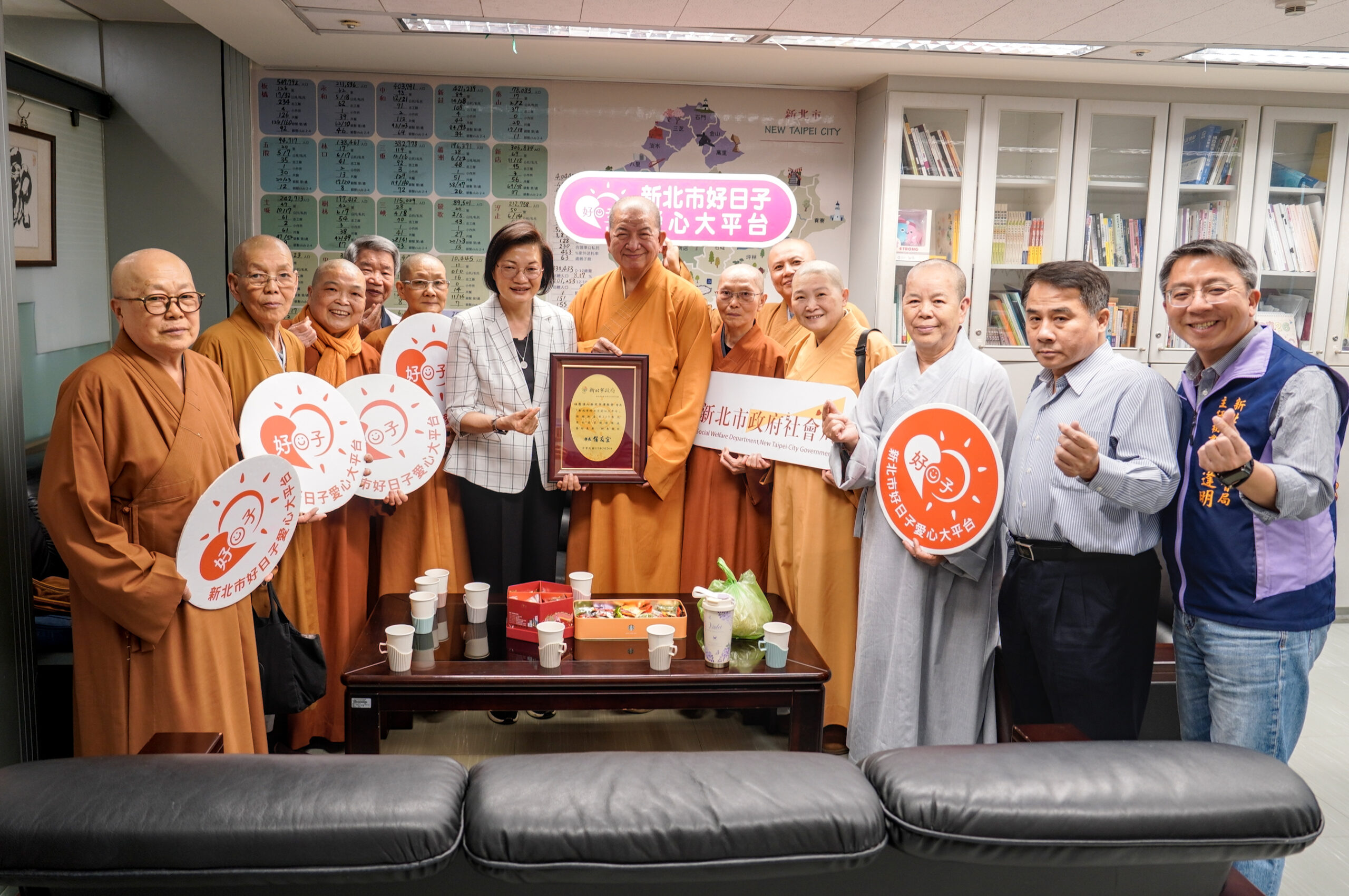 《圖說》新北市佛教會在副理事長釋明光（中）帶領下，一起捐贈善款。〈社會局提供〉